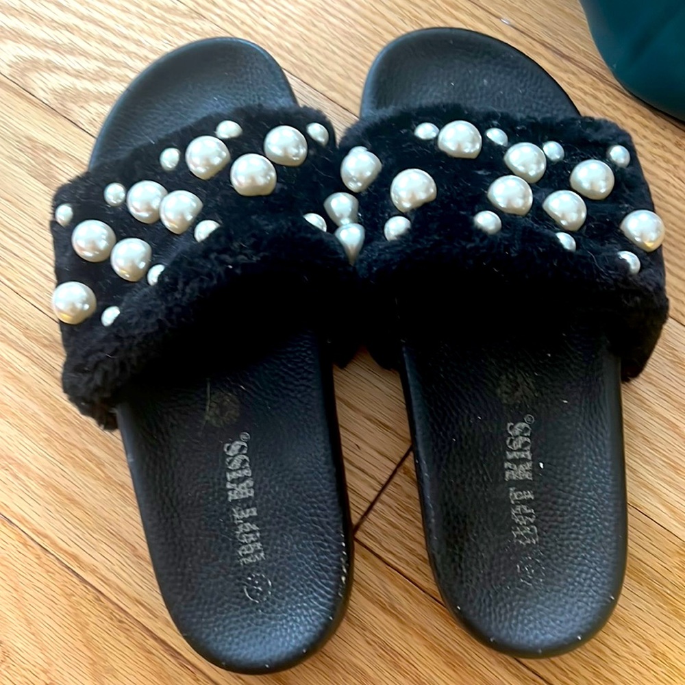 Faux fur & Pearl slippers- size 8